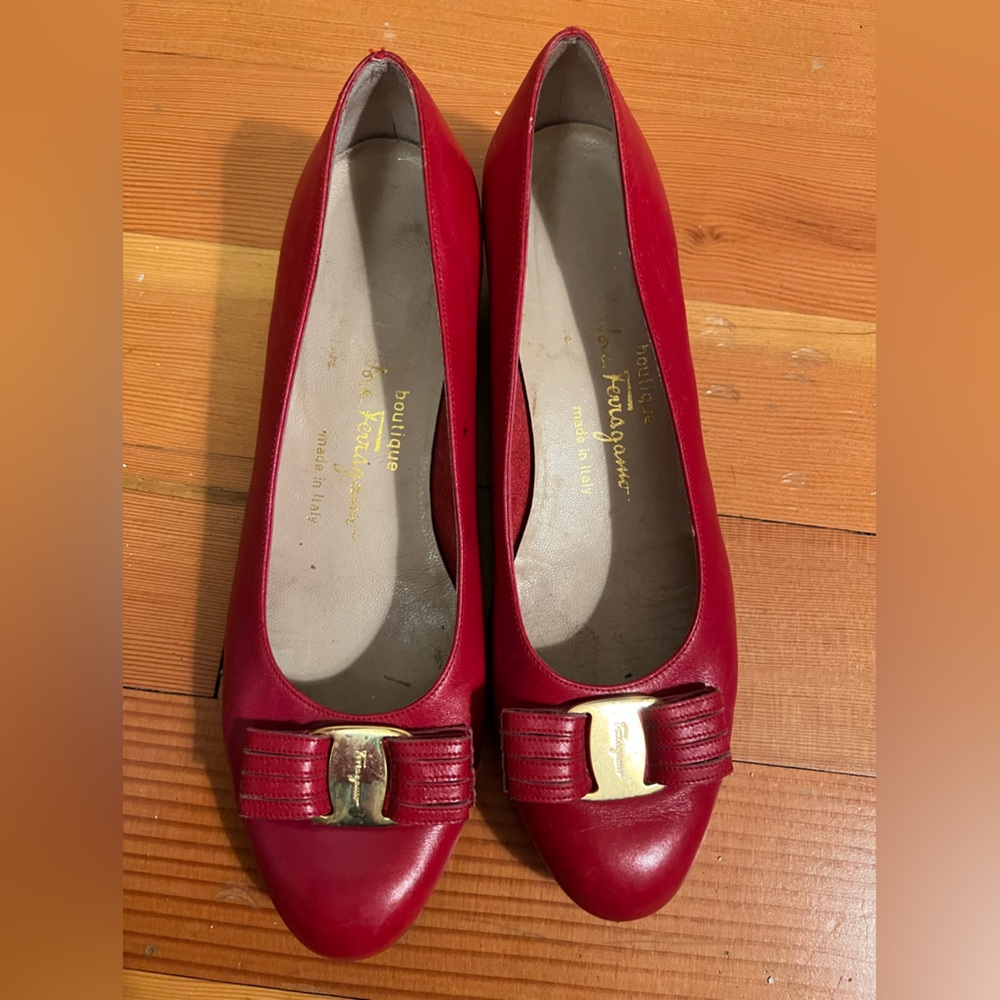 Salvatore Ferragamo Red Leather Vara Bow Pumps Metallic Logo Italy 8.5B
